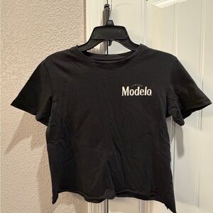Modelo Cropped Logo Tee